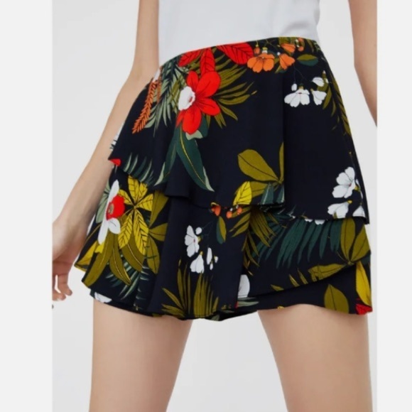 Zara tropical print flutter shorts. Size medium. - Picture 1 of 8